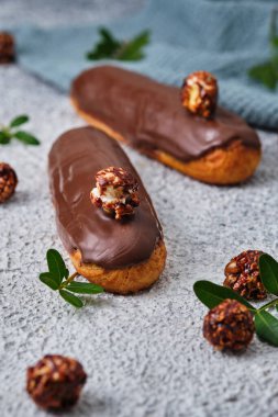 Karamelli pasta. Çikolata ve patlamış mısırla süslenmiş tatlı. Fransız choux hamur işi lezzeti.