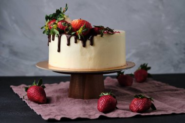 Çilekli ve çikolatalı doğum günü pastası. Tatil için harika bir doğal tatlı..
