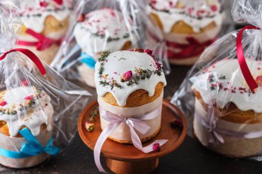 Çiçekler, otlar ve kurdelelerle süslenmiş güzel bir Paskalya pastası..