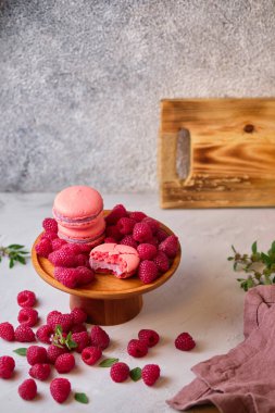 Lezzetli Fransız tatlısı. Makaronlu kek. Badem unundan yapılmış tatlı ve ahududu aromalı beyaz çikolatalı ganache ile dolu..