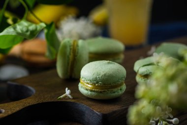 Turunçgil dolgulu makarna. Tahta bir masanın üzerinde taze narenciye ve meyveler. Tahtadaki lezzetli ve güzel Fransız hamur işleri..