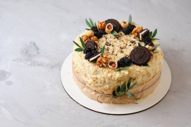 Lezzetli ve güzel el yapımı pasta. Tatil için şekerleme. Taze böğürtlen, yeşil yaprak ve şekerle süslenmiş tatlı..