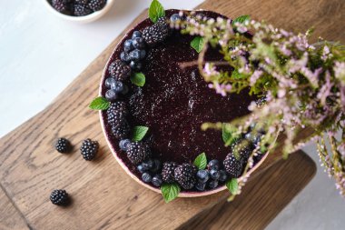 Yabanmersinli lezzetli cheesecake. Yabanmersinli ve böğürtlenli tatlı. İçinde taze böğürtlen ve üstünde yabanmersini reçeli var..