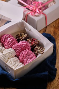 Taze elma ve böğürtlenden yapılmış ev yapımı çilek zephyr. Pudra şekerli lezzetli ve sağlıklı bir tatlı. Hediye paketi.