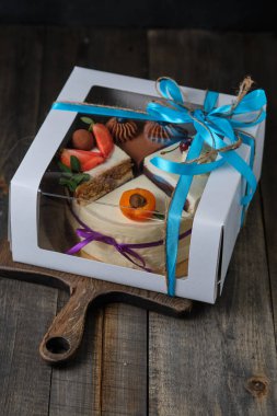 Bir sürü farklı kek yaptım. Bir kutuda 4 çeşit pasta. Tatmak için tatlı ya da hediye tasarımı için tatil.