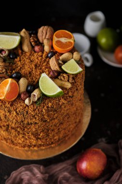 Cevizli ve kuru erikli ballı kek. Tatlı fındık, taze meyve, otlar ve kırıntılarla süslenmiş. Tatil için ev yapımı tatlılar..