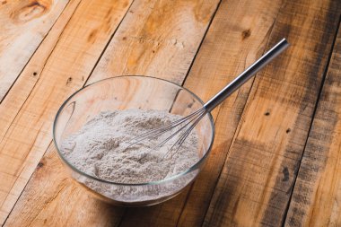 Çavdar unu krepi pişiriyorum. İçindekiler.