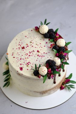 Lezzetli ve güzel el yapımı pasta. Tatil için şekerleme. Taze böğürtlen, yeşil yaprak ve şekerle süslenmiş tatlı..