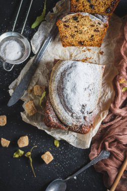 Ev yapımı muzlu ekmek. Tatlı muz yarısıyla süslenmiş..