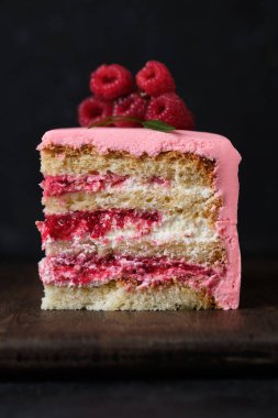 Kesik şeklinde ahududulu kek. Krem peynirli kek ve ahududu püresi dolgulu.