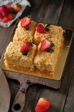 Kremalı Napolyon keki. Lezzetli ve lezzetli ev yapımı meyveli börek..