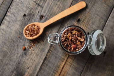 Karabuğday, fındık, Hindistan cevizi, yulaf ezmesi, bal ve chia ile çikolatalı granola..