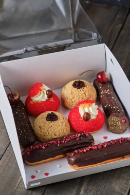 Hediye kutusunda kremalı pasta. Muhallebi ve shu.