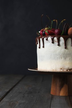 Lezzetli ve güzel el yapımı pasta. Tatil için şekerleme. Tatlı taze böğürtlenler, yeşil yapraklar, çiçekler ve şekerlerle süslenir..