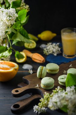 Turunçgil dolgulu makarna. Tahta bir masanın üzerinde taze narenciye ve meyveler. Tahtadaki lezzetli ve güzel Fransız hamur işleri..