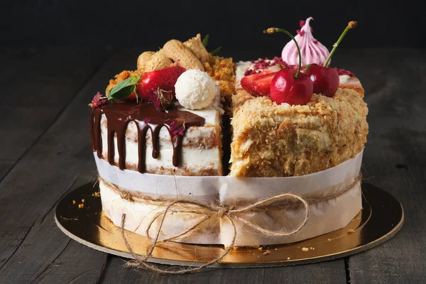 Gesorteerd Verschillende Taarten Smaken Cake Een Doos Dessert Voor Proeverij — Stockfoto