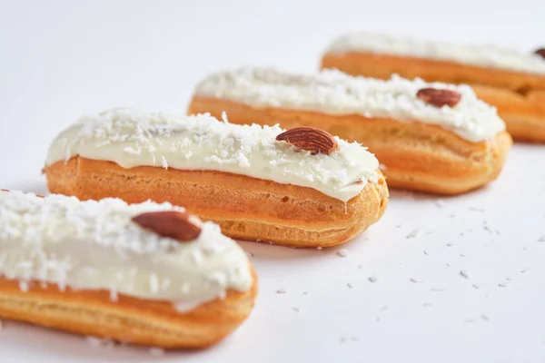 Eclairs Mit Kokosflocken Und Mandeln Weißer Schokoladenglasur Dessert Auf Einem — Stockfoto