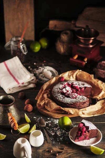 Skiva Choklad Clafouti Med Körsbär Ett Kök Träbord Läcker Fransk — Stockfoto