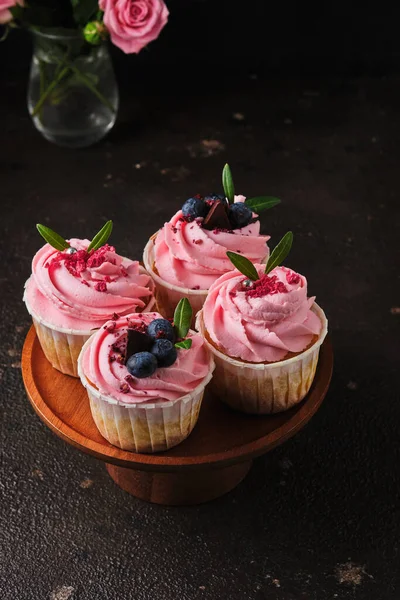 Κεκάκια Για Εραστές Και Τριαντάφυλλα Cupcakes Κρέμα Ροζ Τυρί Κρέμα — Φωτογραφία Αρχείου