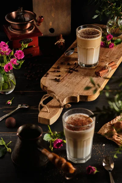 Latte Macchiato Mesa Cocina Ambiente Vespertino Bebida Café Dulces Flores —  Fotos de Stock