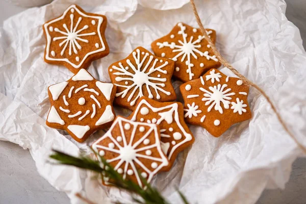 クリスマスのジンジャーブレッドのクローズアップ 雪の結晶の形でお菓子 甘いクリスマスプレゼント — ストック写真