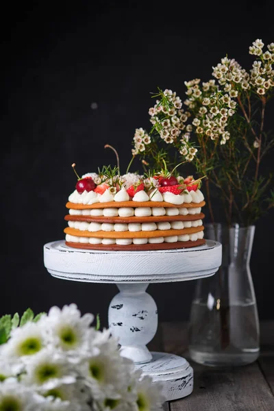 Honingcake Met Verse Bessen Bloemen Zoetigheden Lagen Van Taart Zijn — Stockfoto