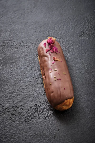 上有巧克力糖霜 装饰有升华的浆果 传统的法国甜点 在昏暗的桌子上的节假日糖果 — 图库照片