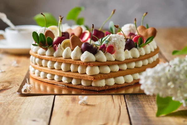 Honingcake Versierd Met Verse Kersen Kruiden Roomkaas Crème Dessert Voor — Stockfoto