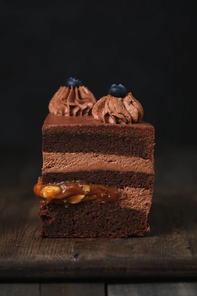 Schokoladen Biskuitteig Scheiben Schneiden Kuchen Mit Frischkäse Und Dunkler Schokolade — Stockfoto