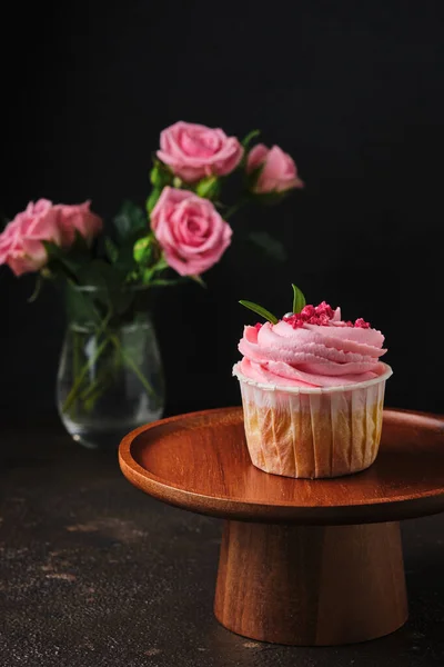 Cupcakes Lovers Roses Cupcakes Pink Cream Cheese Cream Decorated Berries — Stock Photo, Image