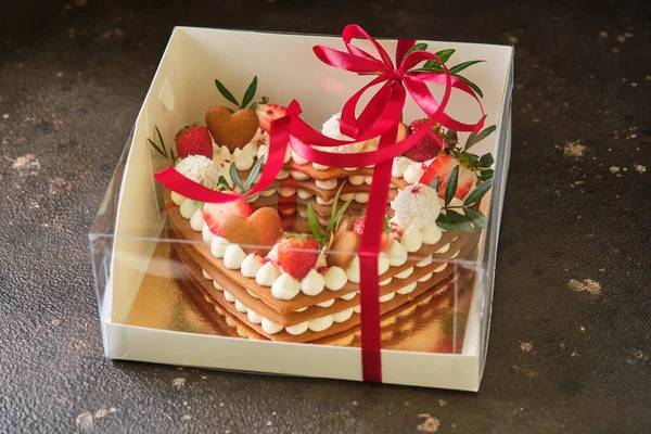 Honingcake Met Verse Aardbeien Kruiden Fetas Roomkaasroom Dessert Voor Een — Stockfoto