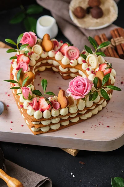 Honingcake Versierd Met Verse Aardbeien Rozen Kruiden Roomkaas Crème Dessert — Stockfoto