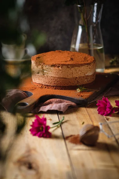 Torta Cioccolato Una Cena Festiva Fiori Dessert Fiori Tavola — Foto Stock