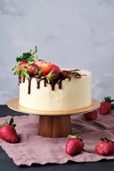 Verjaardagstaart Met Aardbeien Chocolade Een Heerlijk Natuurlijk Dessert Voor Een — Stockfoto