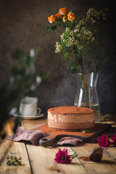 Schokoladen Käsekuchen Für Ein Festliches Abendessen Dessert Blumen Und — Stockfoto