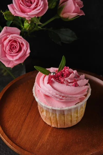 Cupcakes Voor Liefhebbers Rozen Cupcakes Met Roze Roomkaas Room Versierd — Stockfoto