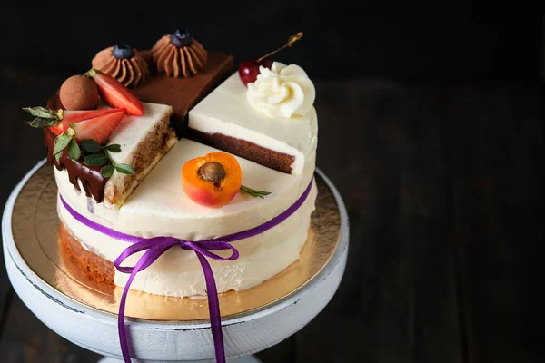 Verschillende Taartjes Gesorteerd Smaken Cake Een Doos Dessert Voor Proeverij — Stockfoto