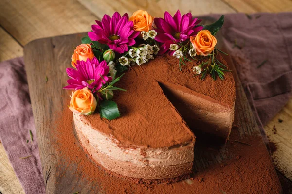 Torta Cioccolato Una Cena Festiva Fiori Dessert Fiori Tavola — Foto Stock