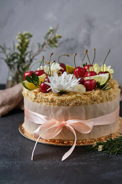 Heerlijke Mooie Handgemaakte Taart Zoetwaren Voor Feestdagen Het Dessert Versierd — Stockfoto