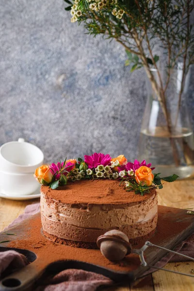 Chocolade Kwarktaart Voor Een Feestelijk Diner Toetje Bloemen — Stockfoto
