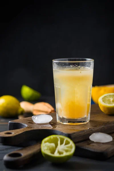 Jugo Cítricos Recién Exprimido Vaso Con Hielo Bebida Sabrosa Saludable — Foto de Stock