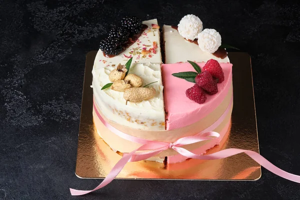 Gesorteerde Spons Cake Smaken Cake Één Toetje Voor Een Vakantie — Stockfoto