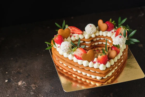 Honingcake Met Verse Aardbeien Kruiden Fetas Roomkaasroom Dessert Voor Een — Stockfoto