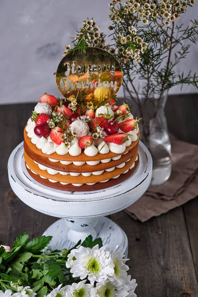 Honingcake Met Verse Bessen Bloemen Zoetigheden Lagen Van Taart Zijn — Stockfoto