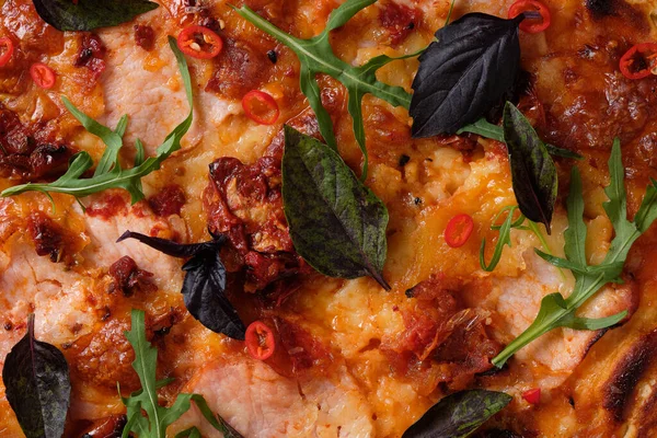 Pittige Pizza Met Chili Pepers Zongedroogde Tomaten Mozzarella Ham Pizza Stockfoto