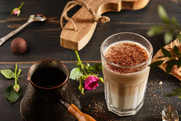 Latte Macchiato Keukentafel Zomer Avond Sfeer Koffiedrank Snoep Bloemen Voor Rechtenvrije Stockafbeeldingen