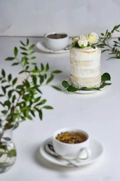 Romantisk Tårta Med Rosor För Två Festlig Dessert Dekorerad Med Stockfoto