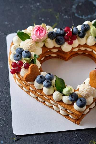 Honingcake Met Verse Bosbessen Kruiden Room Kaasroom Dessert Voor Een — Stockfoto