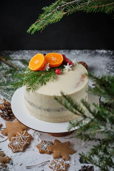 Delicioso Pastel Año Nuevo Con Bizcocho Amapola Relleno Mandarina Hermoso — Foto de Stock