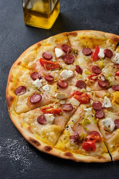 Pizza Mit Tomaten Schinken Zwiebeln Feta Käse Mozzarella Würzigen Würstchen — Stockfoto